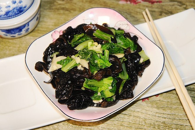木耳爆炒小白菜的做法-蒜香味炒菜譜