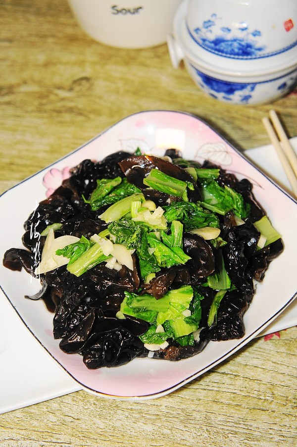 木耳爆炒小白菜的做法-蒜香味炒菜譜