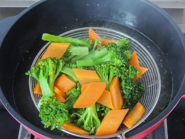 西藍花雞丁的做法-家常味炒菜譜