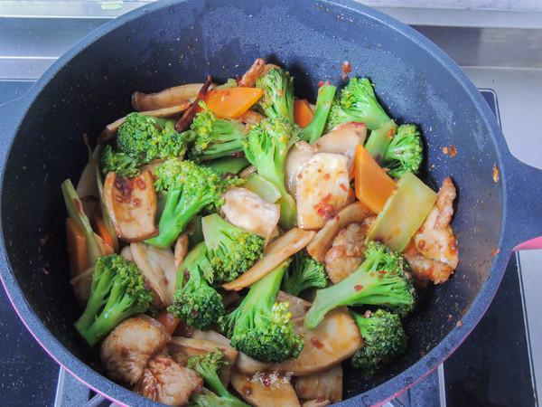 干鍋西藍花杏鮑菇的做法-家常味煮菜譜