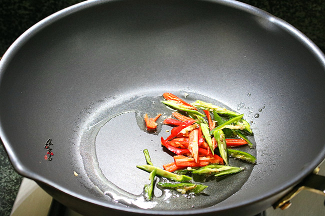 黃豆芽炒鹵水豬大腸的做法-家常味炒菜譜