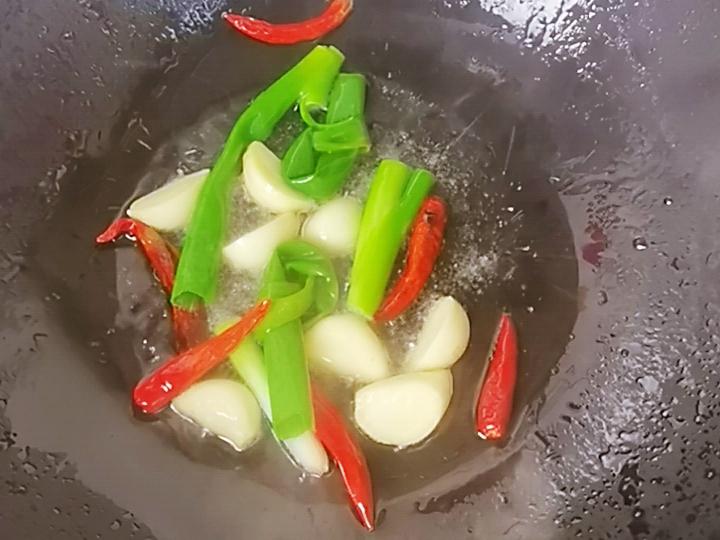 我是半滴雨，#來自內(nèi)蒙古#，參賽作品為腐乳鳳爪，好吃到吮指的做法-咸鮮味燜菜譜