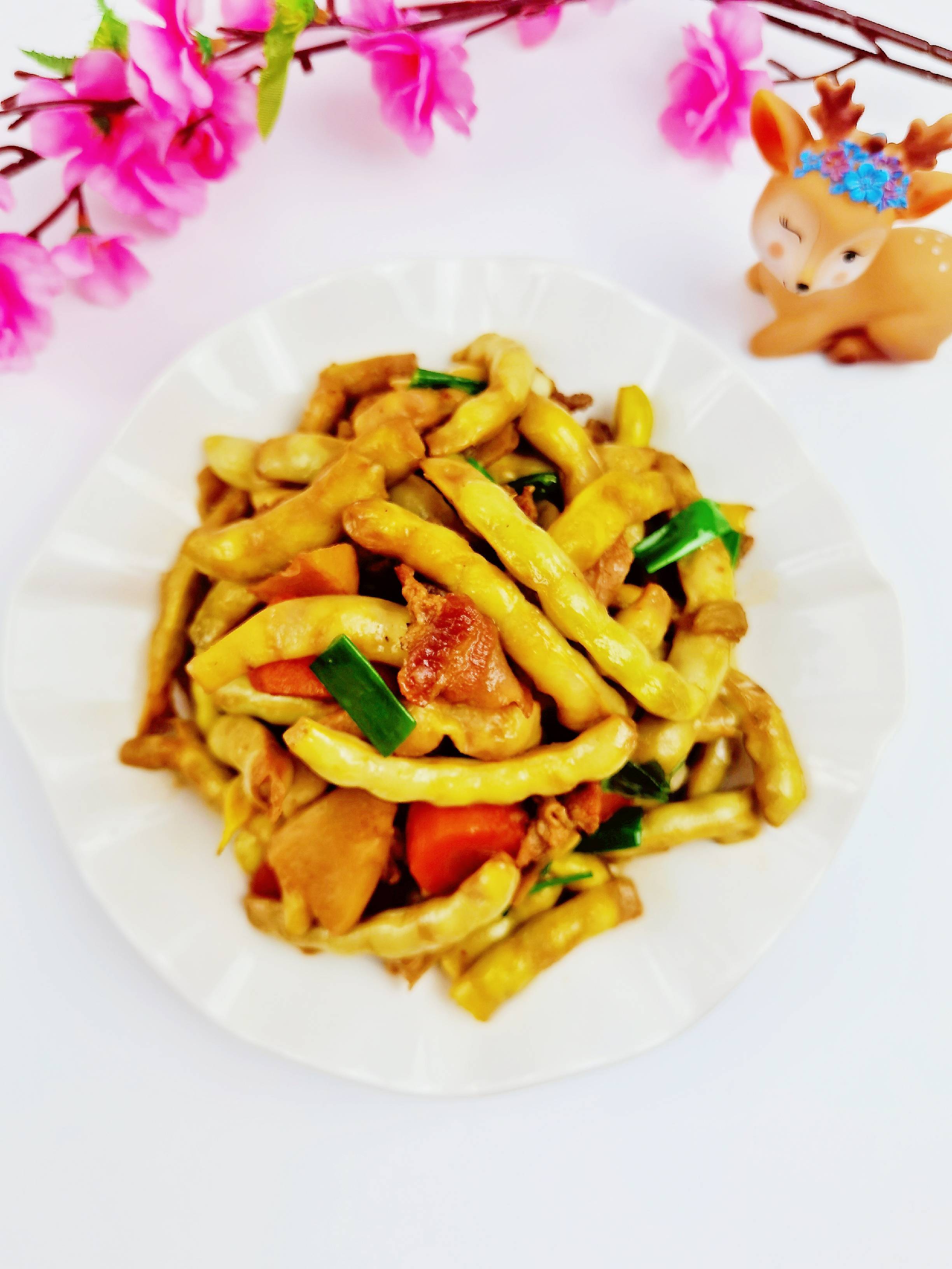 我是半滴雨#來自內蒙古#，參賽作品為農家豆角小炒肉，豆大飽滿營養下飯的做法-家常味炒菜譜