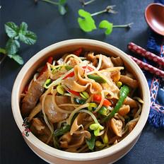 黃豆芽炒鹵水豬大腸的作法-家常味炒菜譜