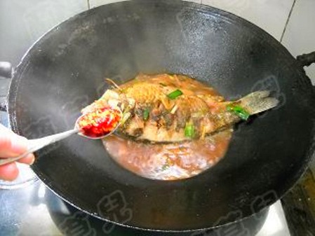 玫瑰腐乳燒鯽魚的做法-醬香味燒菜譜