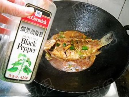 玫瑰腐乳燒鯽魚的做法-醬香味燒菜譜