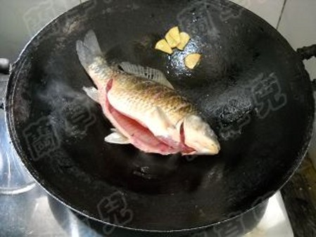 玫瑰腐乳燒鯽魚的做法-醬香味燒菜譜