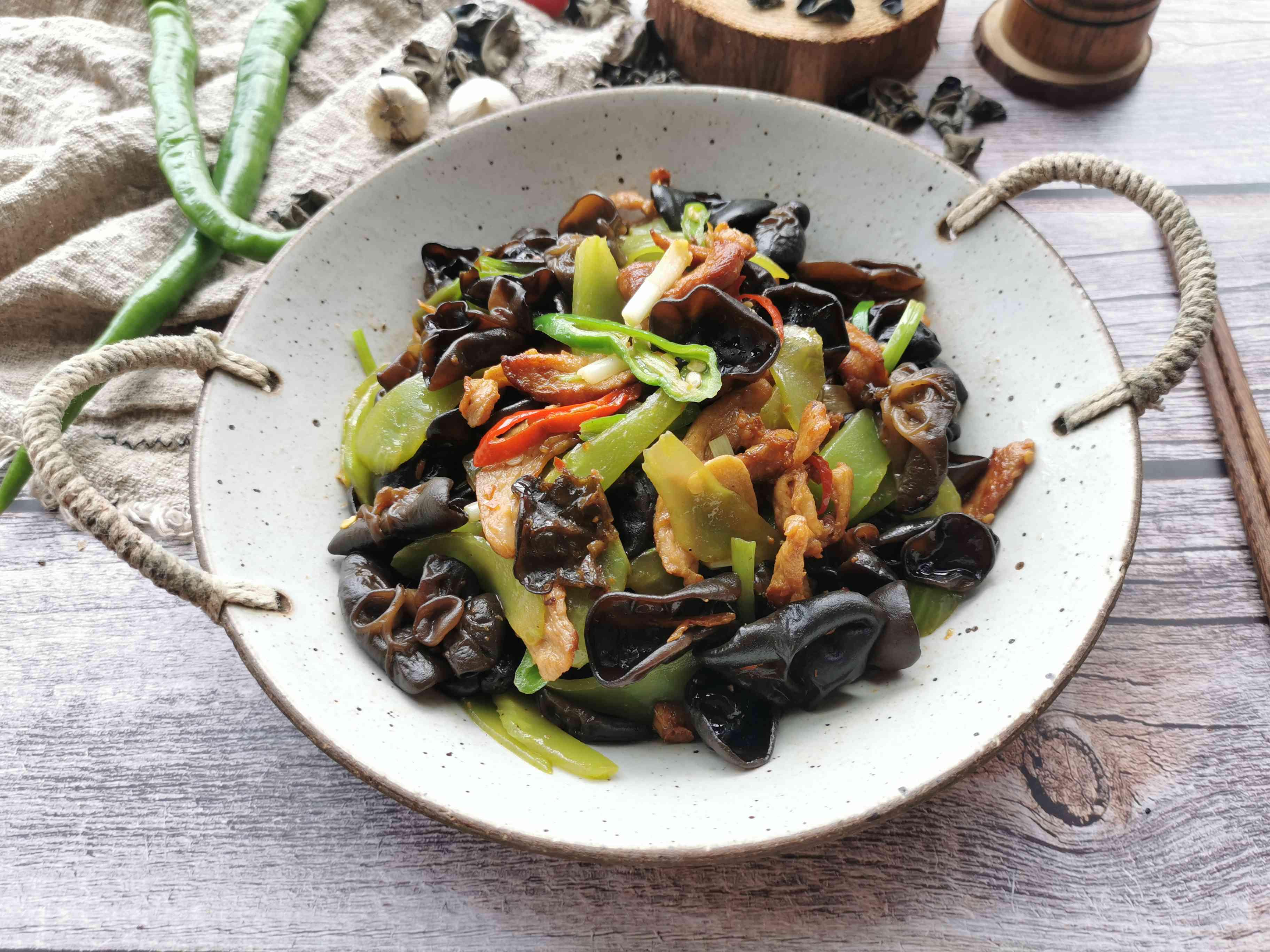 木耳萵筍炒肉的做法-家常味炒菜譜