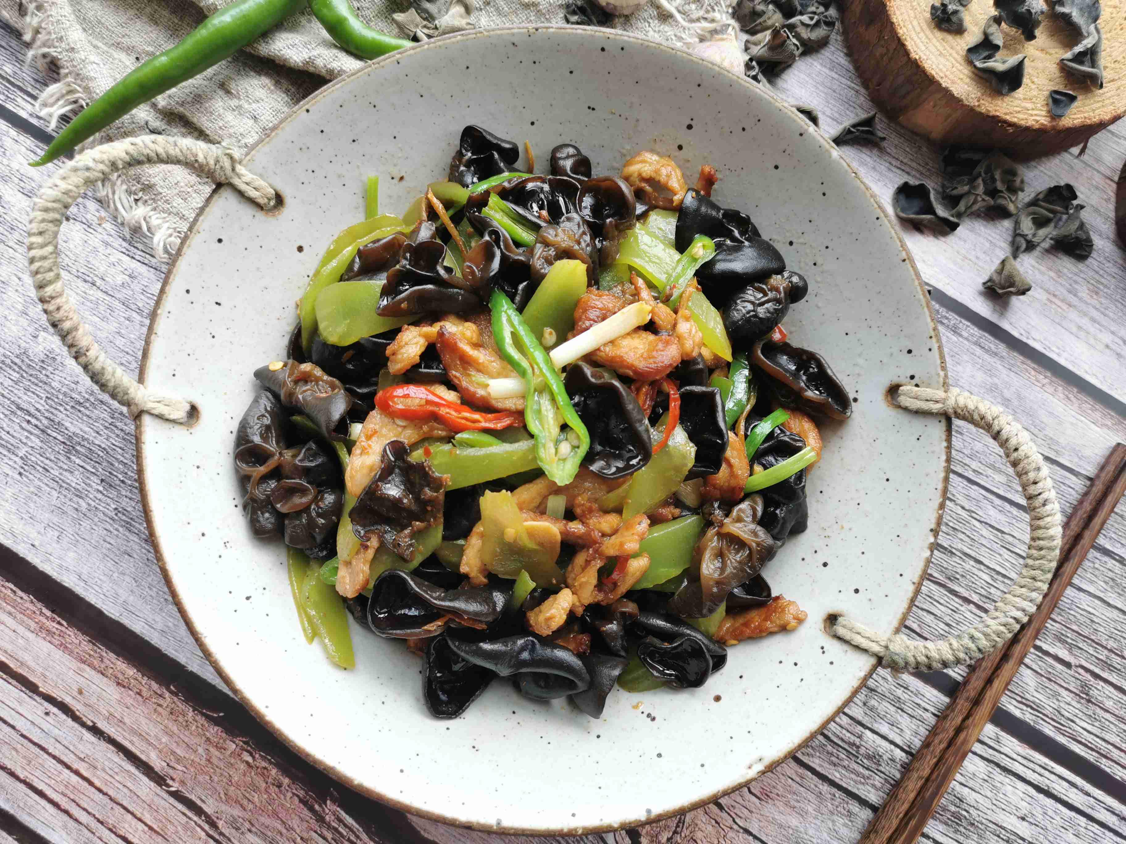 木耳萵筍炒肉的做法-家常味炒菜譜