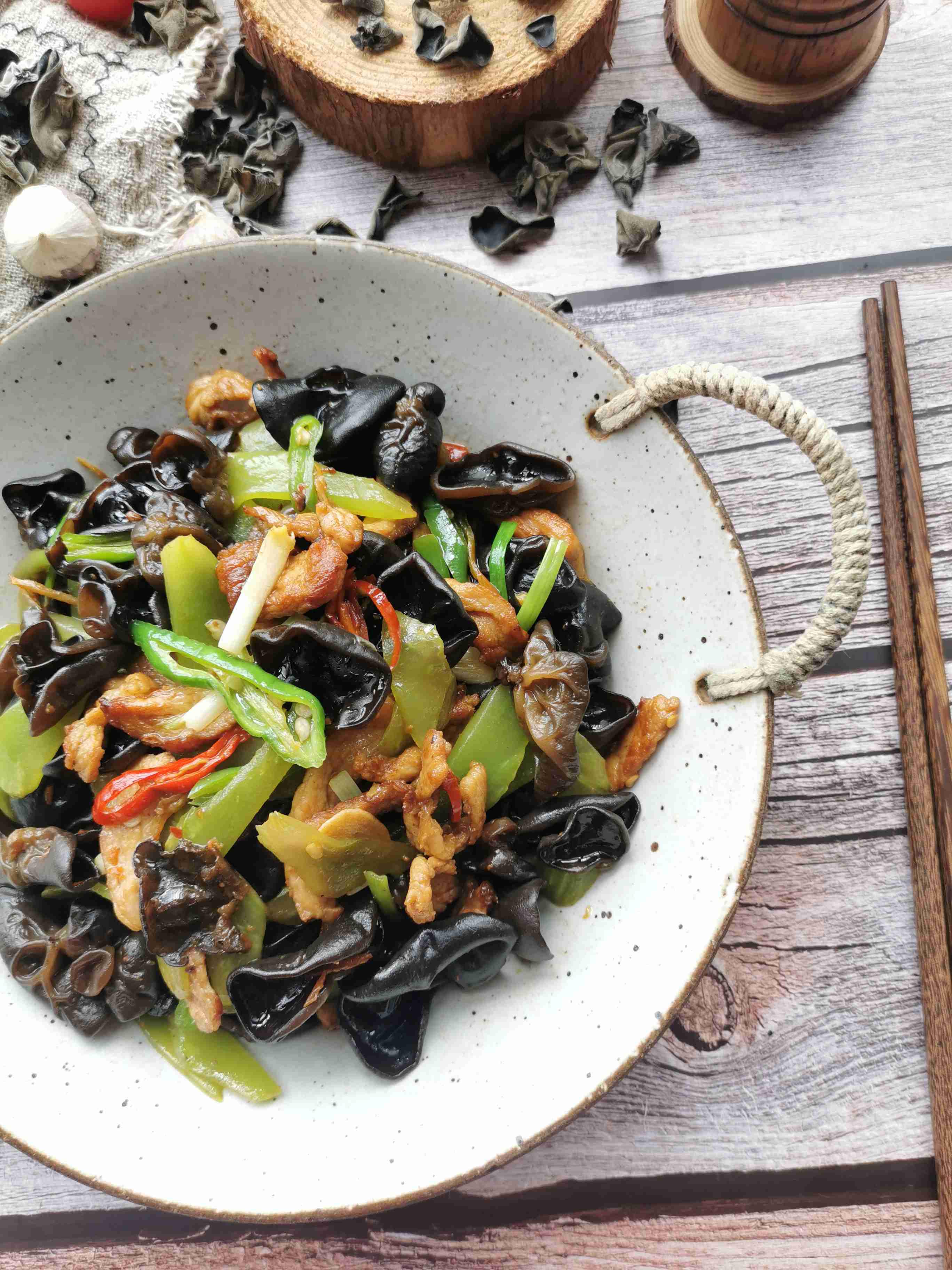 木耳萵筍炒肉的做法-家常味炒菜譜