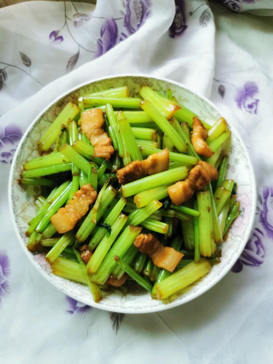 五花肉炒芹菜的做法-家常味炒菜譜