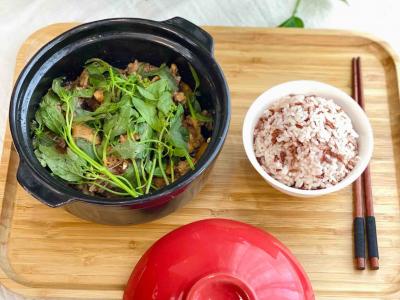 沙姜雞肉煲的作法-醬香味燒菜譜