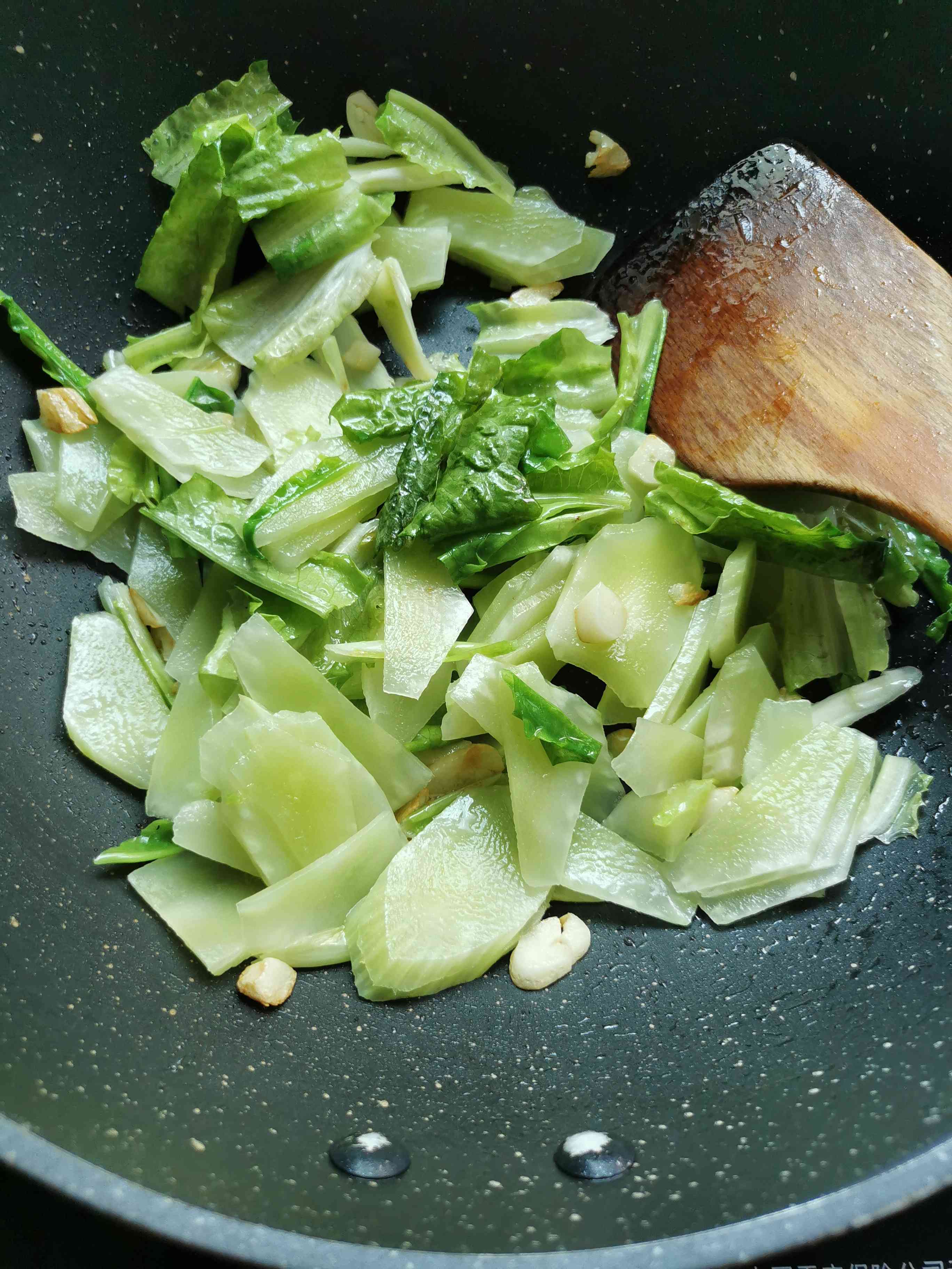 清炒萵苣的做法-家常味炒菜譜