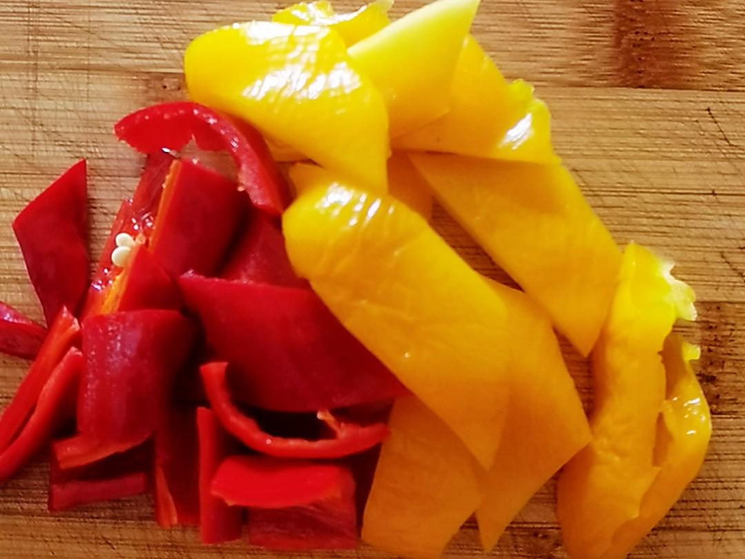 我是半滴雨#來自內(nèi)蒙古#，參賽作品為素菜也下飯-彩椒土豆片，大人孩子都愛吃的做法-咸鮮味炒菜譜