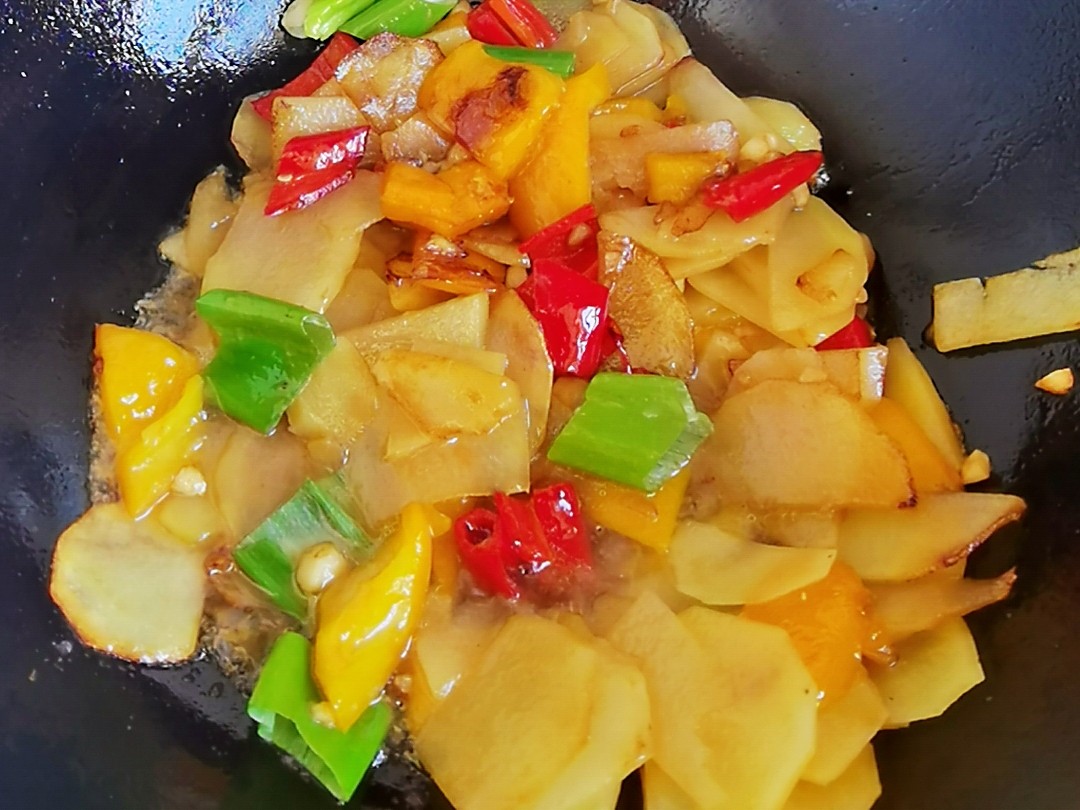 我是半滴雨#來自內(nèi)蒙古#，參賽作品為素菜也下飯-彩椒土豆片，大人孩子都愛吃的做法-咸鮮味炒菜譜