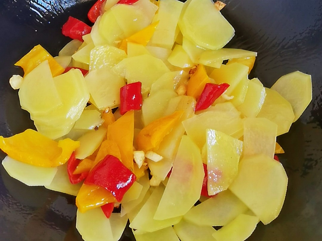 我是半滴雨#來自內(nèi)蒙古#，參賽作品為素菜也下飯-彩椒土豆片，大人孩子都愛吃的做法-咸鮮味炒菜譜