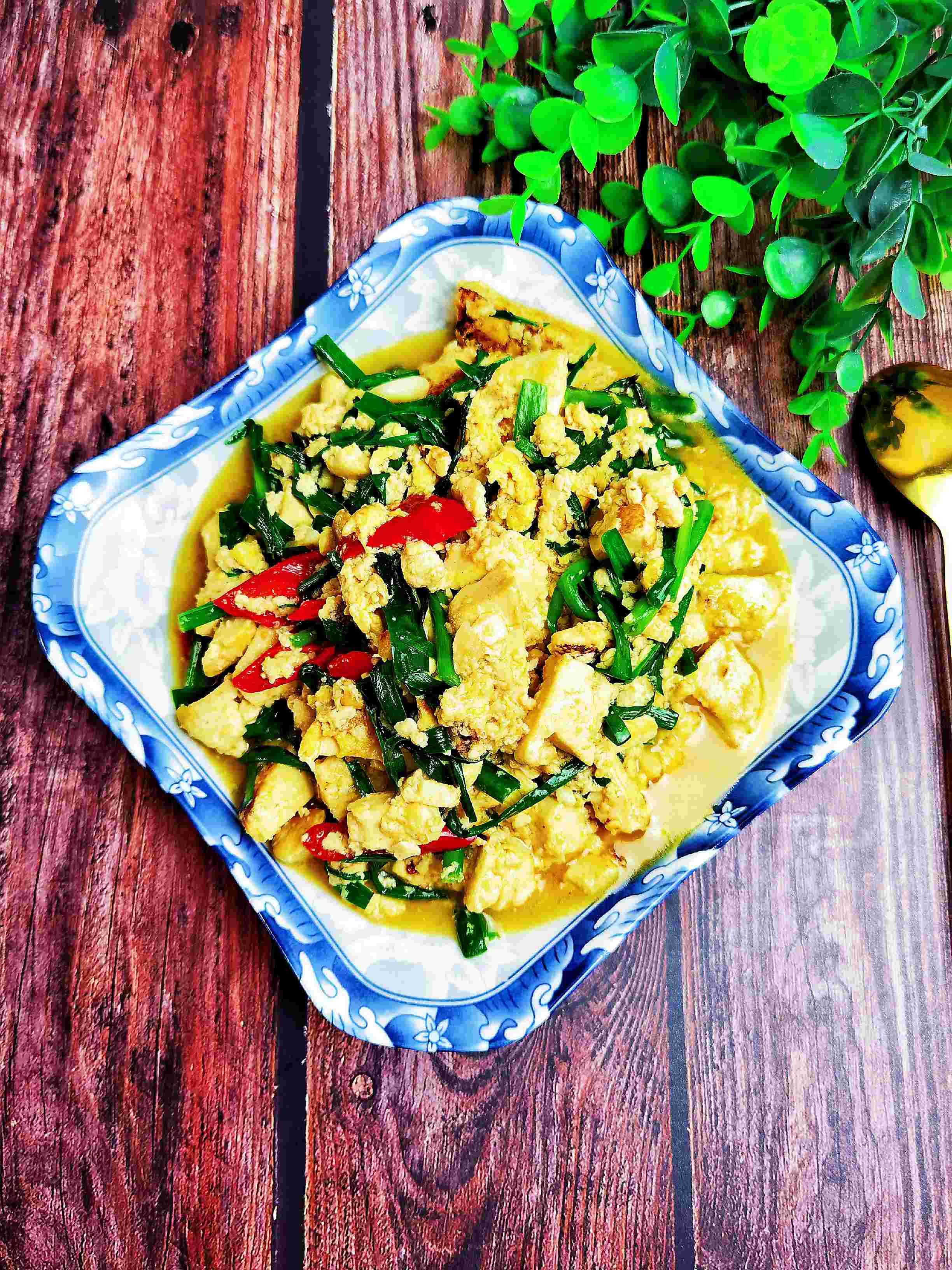 我是半滴雨#來自內蒙古#，參賽作品為韭菜炒豆腐，豆腐嫩滑，韭菜鮮美的做法-咸鮮味炒菜譜