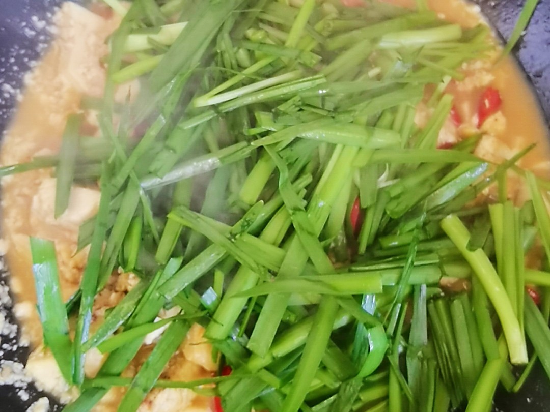 我是半滴雨#來自內蒙古#，參賽作品為韭菜炒豆腐，豆腐嫩滑，韭菜鮮美的做法-咸鮮味炒菜譜
