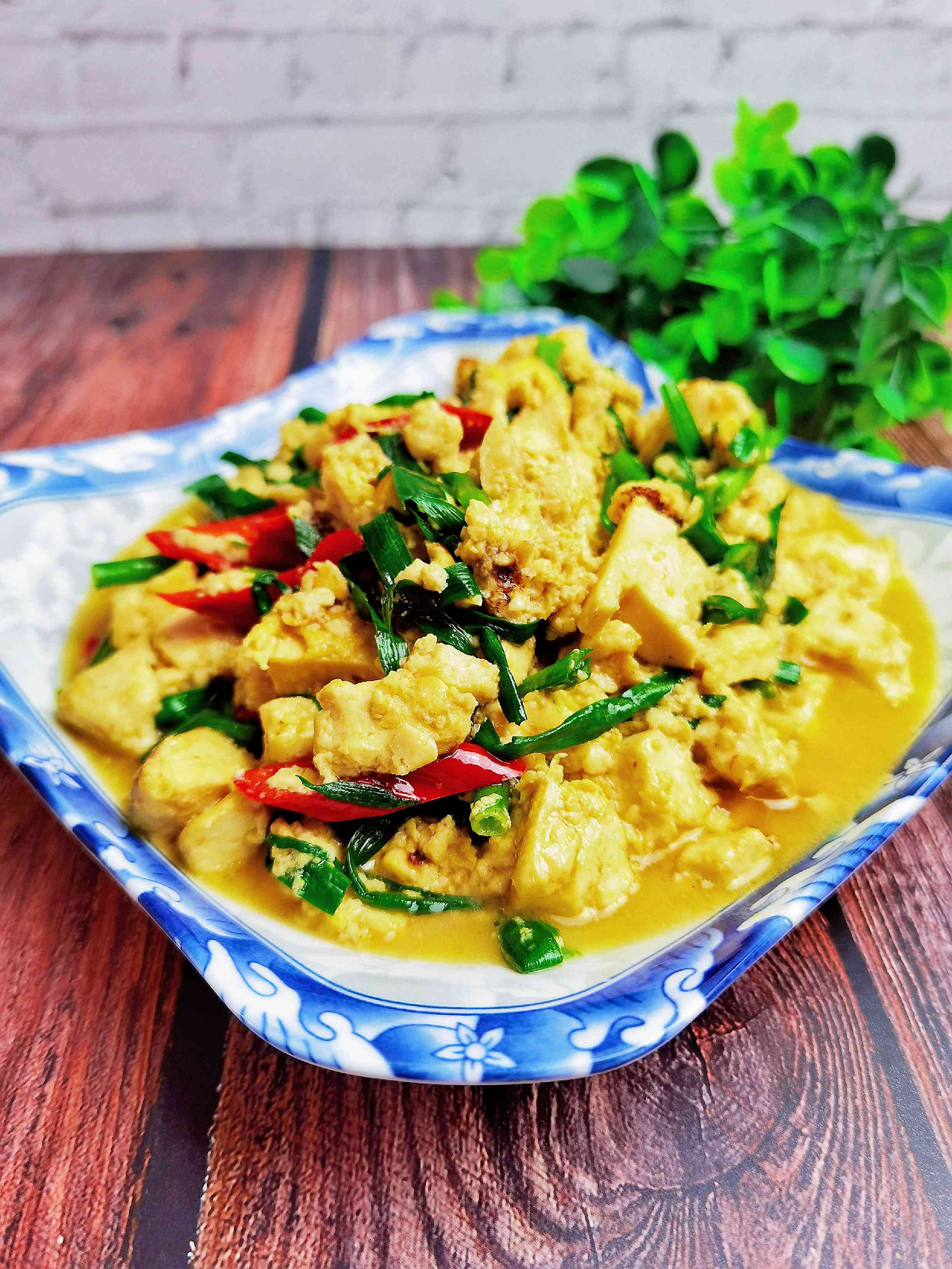 我是半滴雨#來自內蒙古#，參賽作品為韭菜炒豆腐，豆腐嫩滑，韭菜鮮美的做法-咸鮮味炒菜譜