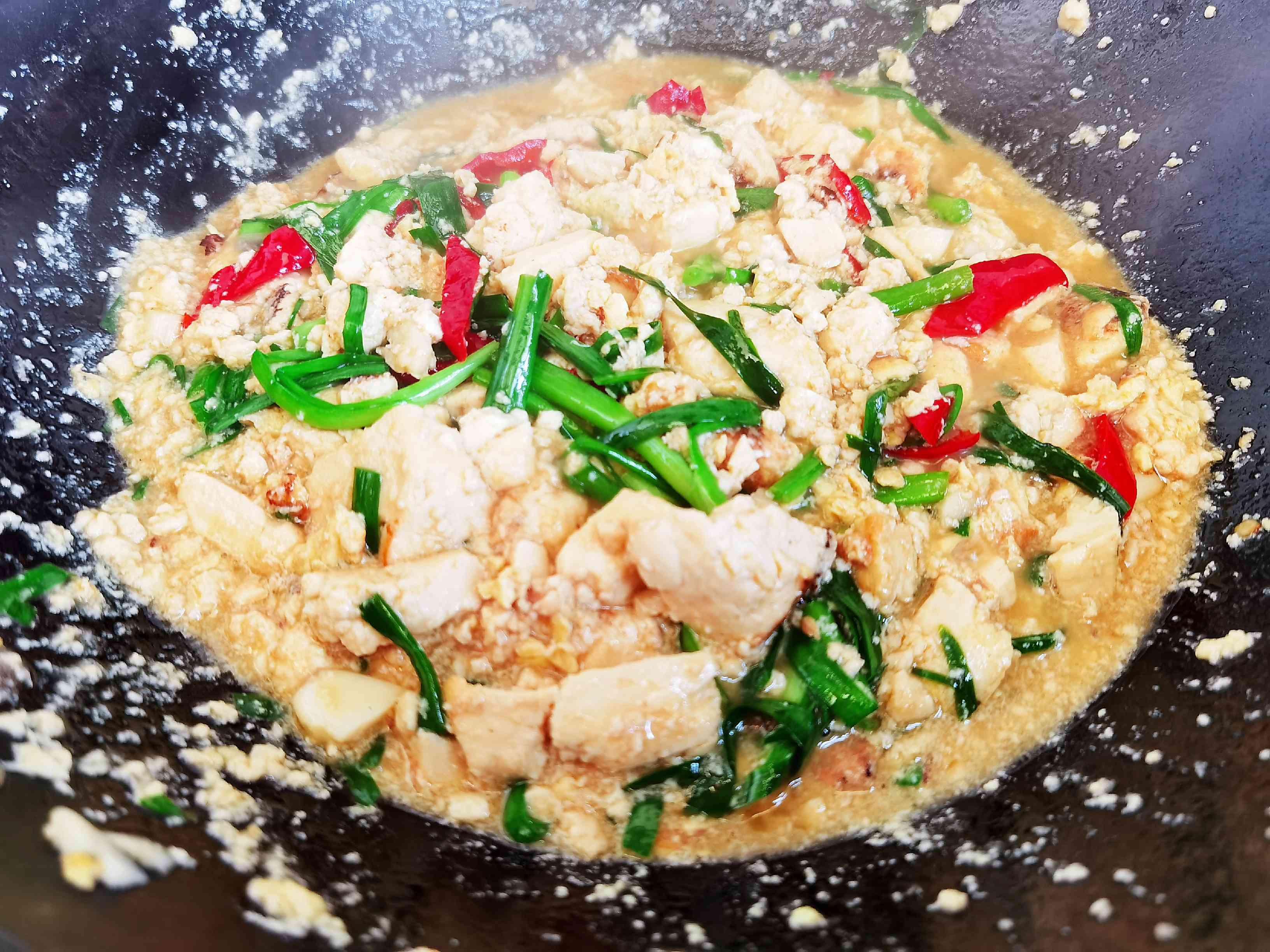 我是半滴雨#來自內蒙古#，參賽作品為韭菜炒豆腐，豆腐嫩滑，韭菜鮮美的做法-咸鮮味炒菜譜