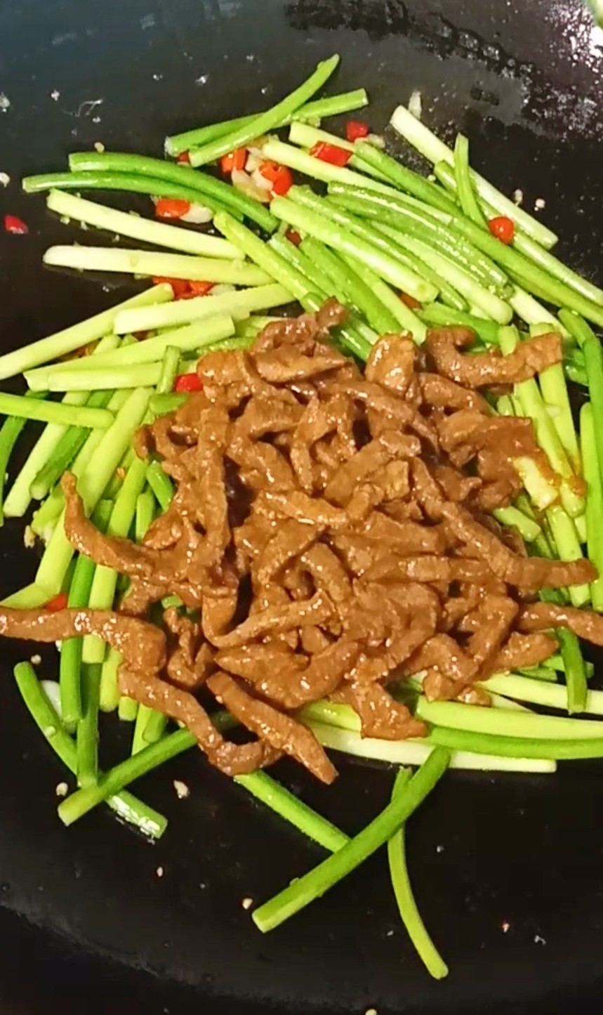 牛肉炒蒜薹的做法-家常味炒菜譜