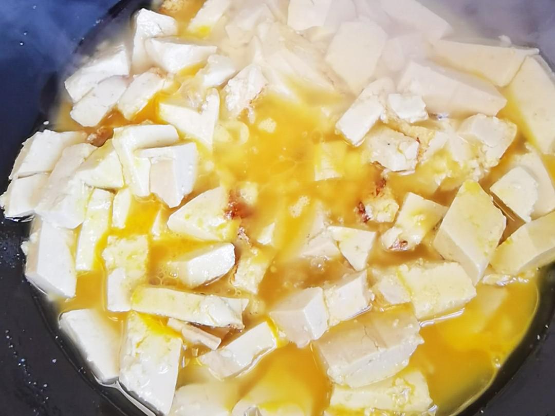 我是半滴雨#來自內蒙古#，參賽作品為韭菜炒豆腐，豆腐嫩滑，韭菜鮮美的做法-咸鮮味炒菜譜