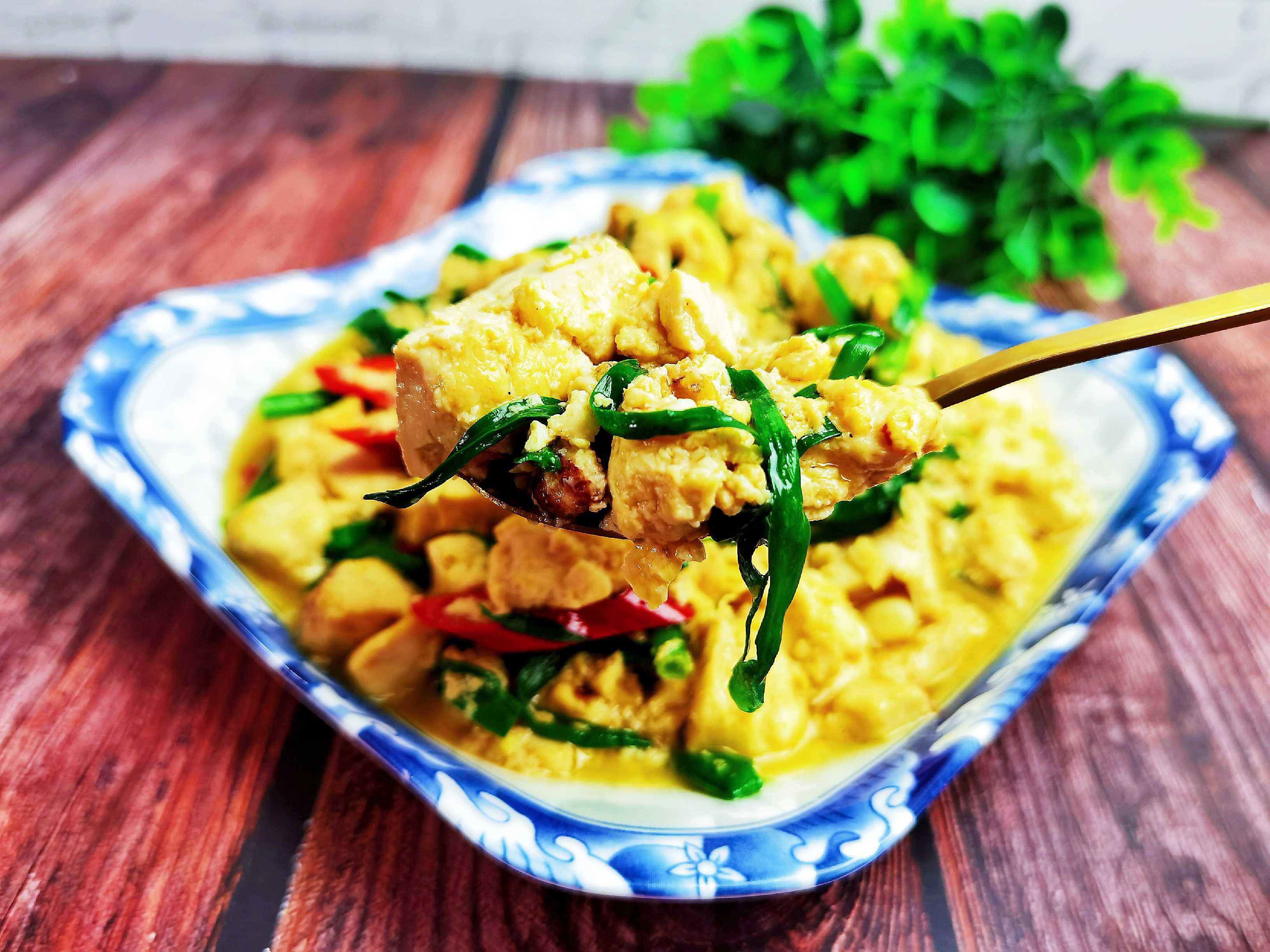 我是半滴雨#來自內蒙古#，參賽作品為韭菜炒豆腐，豆腐嫩滑，韭菜鮮美的做法-咸鮮味炒菜譜