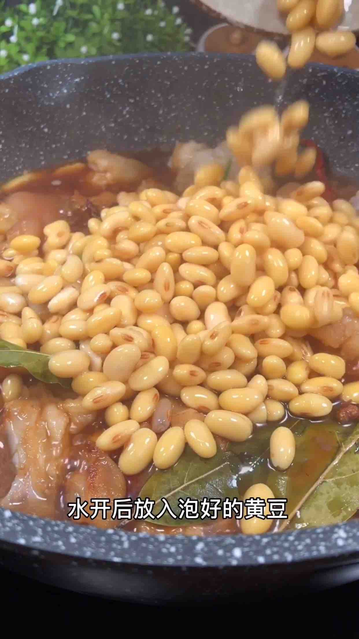 豬蹄燜黃豆的做法-家常味燉菜譜