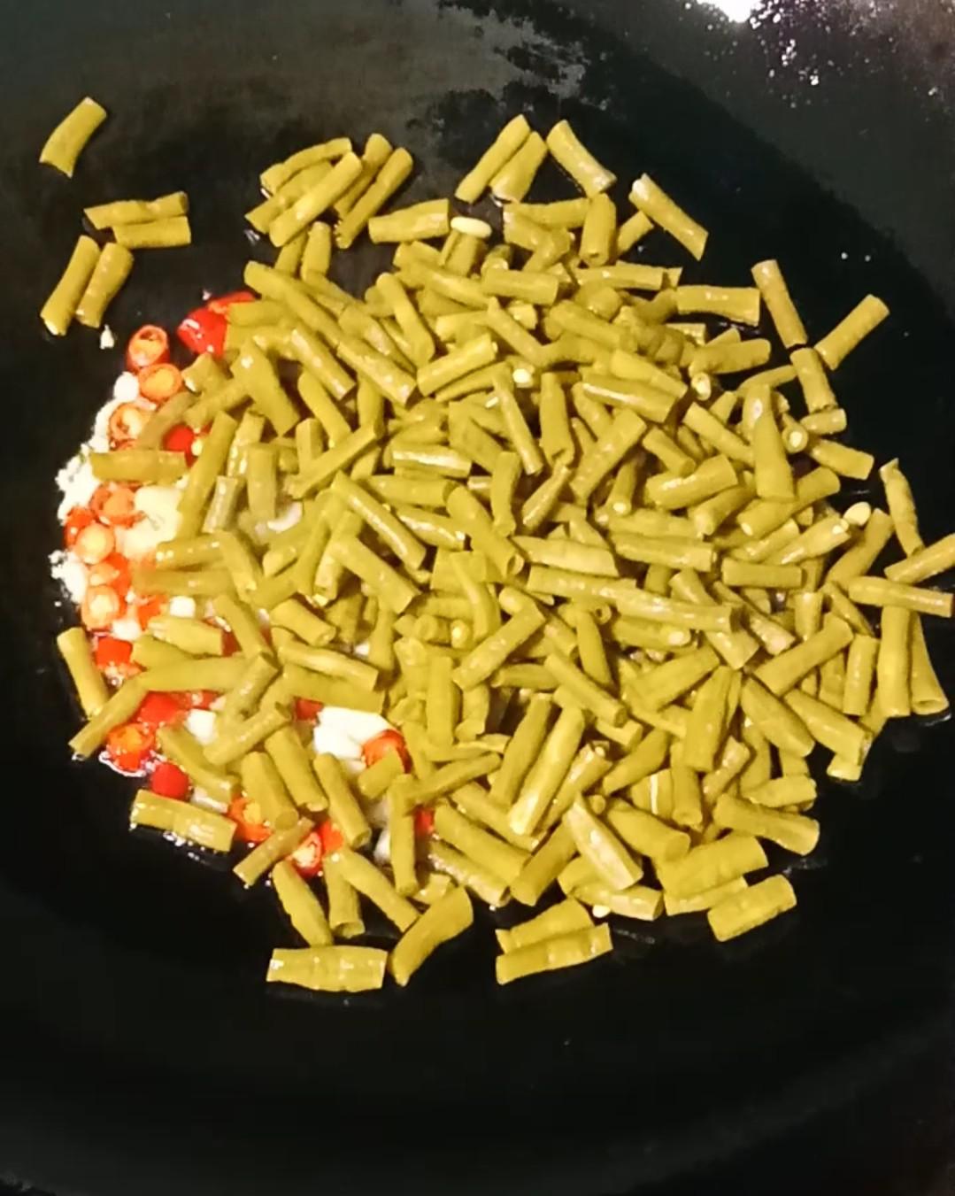 蒜香酸豆角的做法-酸辣味炒菜譜