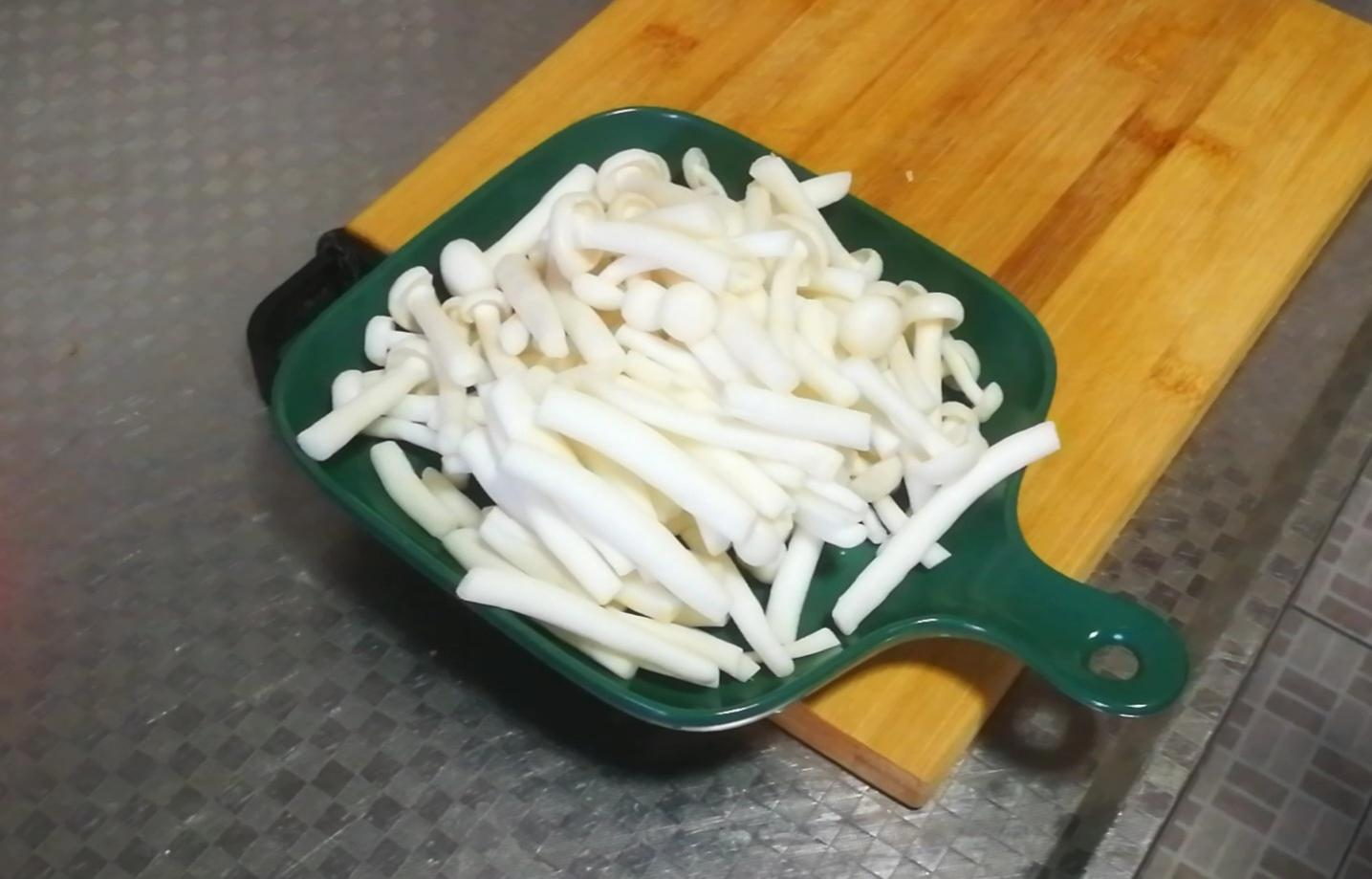 家常小炒白玉菇的做法-酸甜味炒菜譜