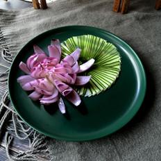 把洋蔥變成荷花的“魔術”的做法-其它口味其它工藝菜譜