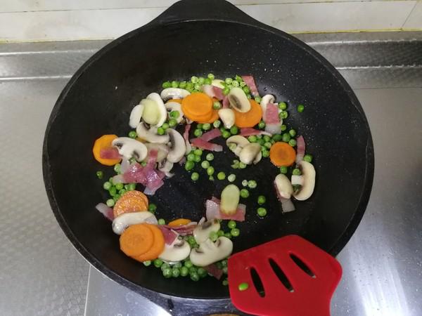 白蘑菇豌豆炒培根的做法-咸鮮味炒菜譜