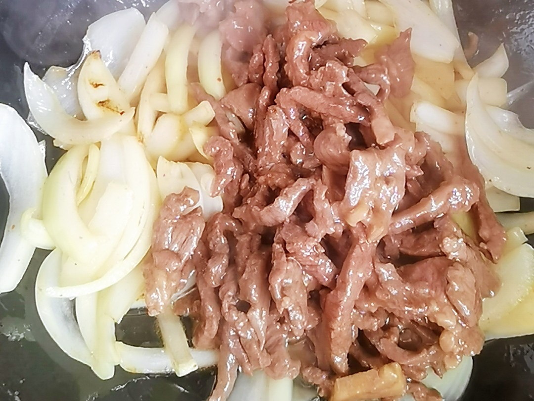 1塊牛肉1個圓蔥1根辣椒，叫你做好吃又下飯的圓蔥炒牛肉，牛肉嫩滑圓蔥清香，太好吃了的做法-咸鮮味炒菜譜