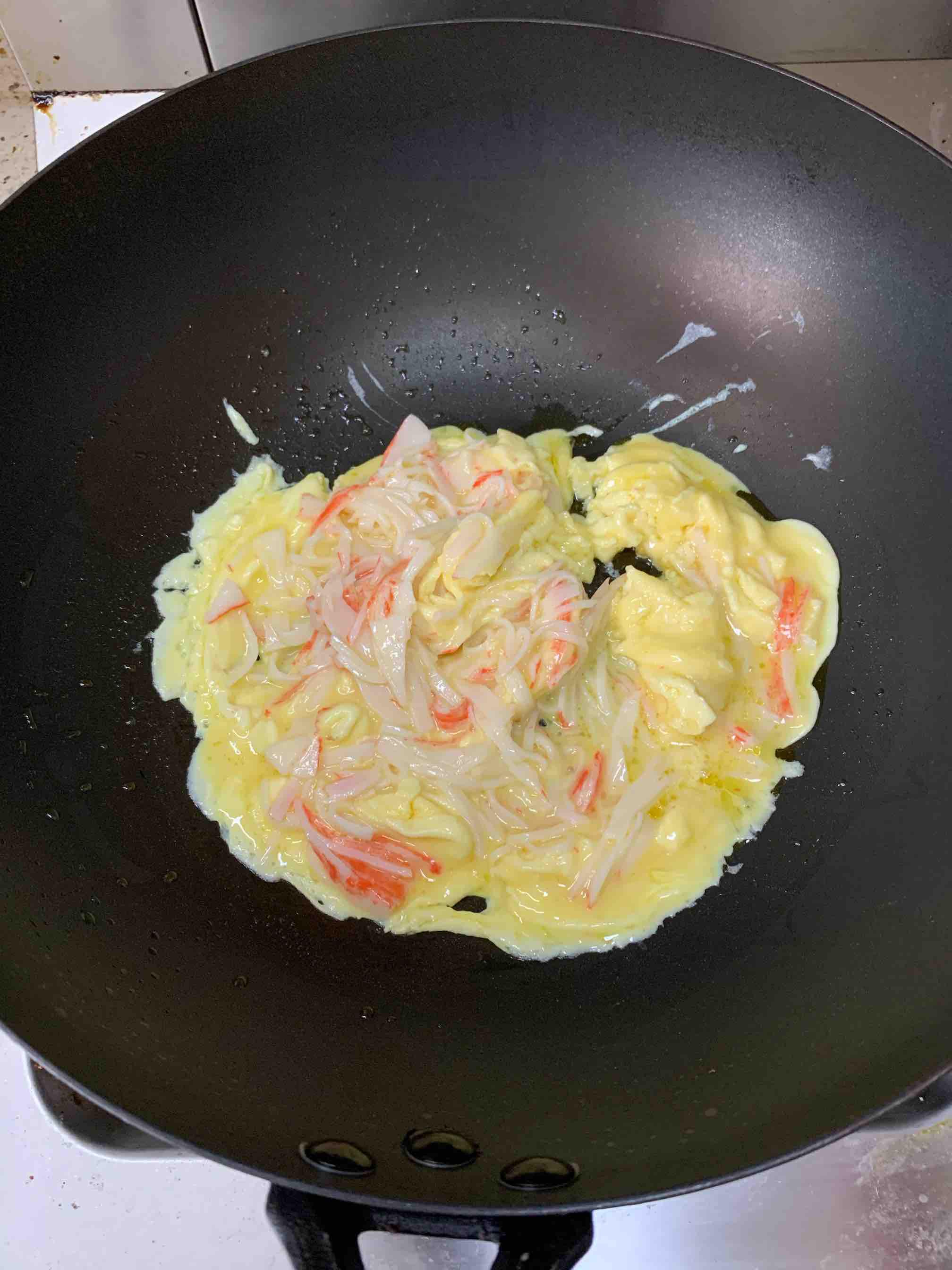 好吃不胖的蟹柳滑蛋的做法-咸鮮味炒菜譜