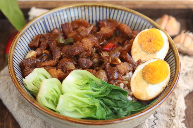 五花肉鹵蛋的做法-五香味燉菜譜