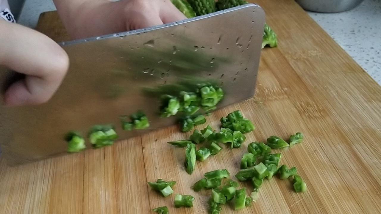 清熱去火苦瓜雞蛋餅的做法-咸鮮味煎菜譜