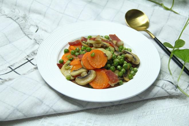 白蘑菇豌豆炒培根的做法-咸鮮味炒菜譜