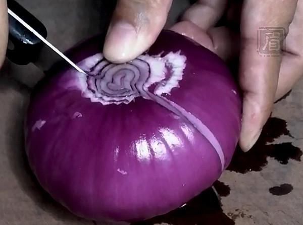 把洋蔥變成荷花的“魔術”的做法-其它口味其它工藝菜譜