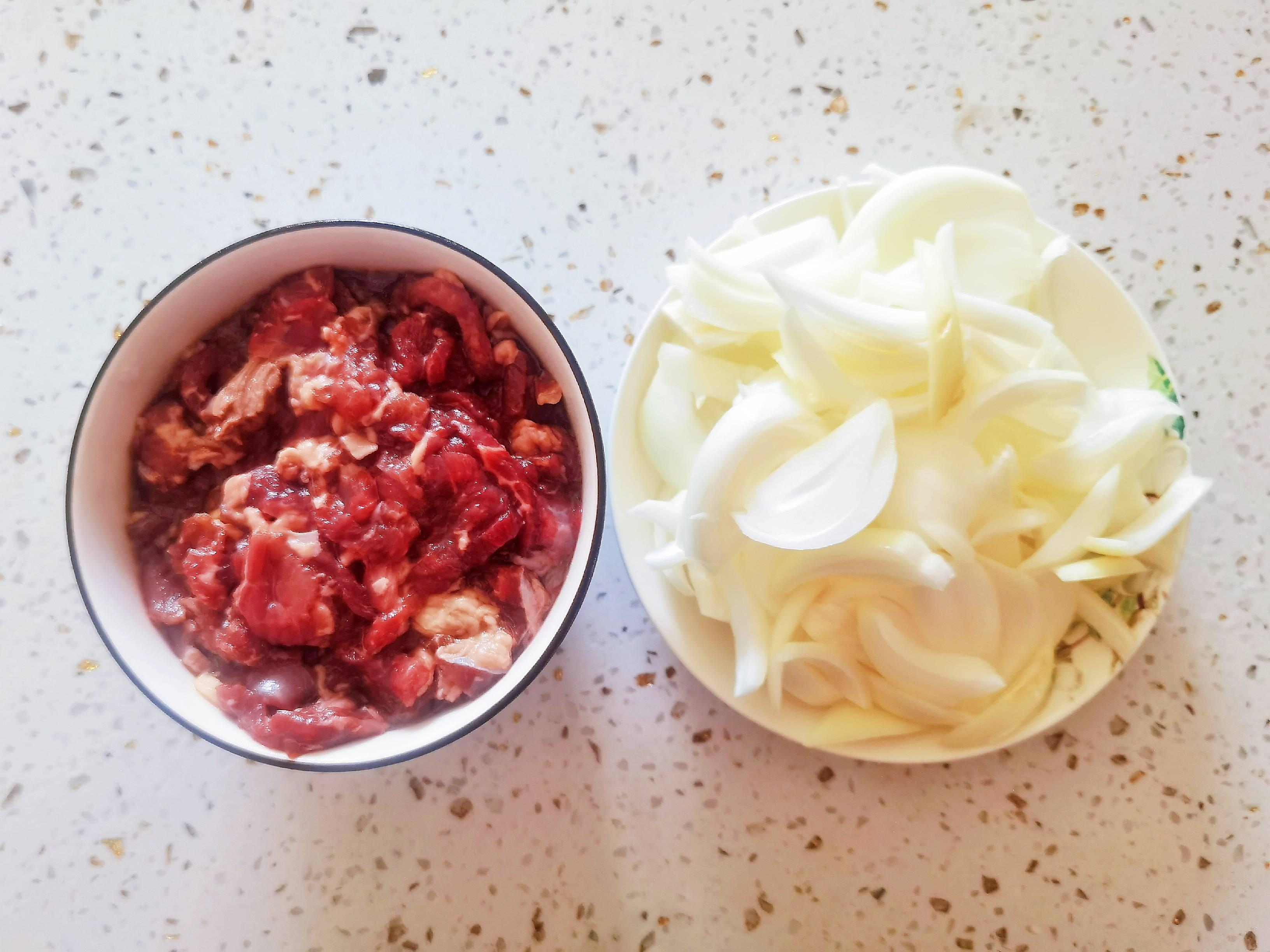 1塊牛肉1個圓蔥1根辣椒，叫你做好吃又下飯的圓蔥炒牛肉，牛肉嫩滑圓蔥清香，太好吃了的做法-咸鮮味炒菜譜