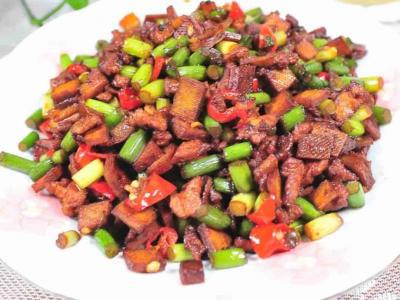 蒜薹肉丁炒豆干的做法-家常味炒菜譜
