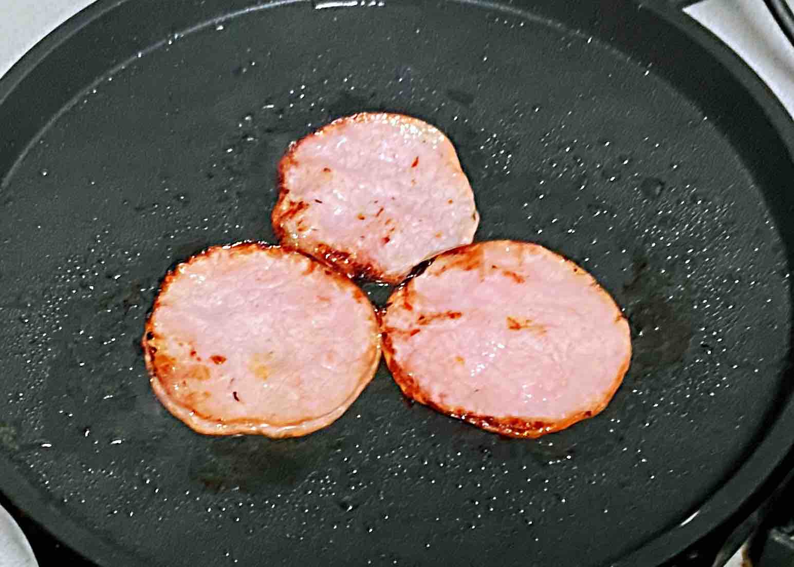 【孕婦食譜】火腿芝士蛋卷，色澤金黃，營養豐富～的做法-蔥香味煎菜譜