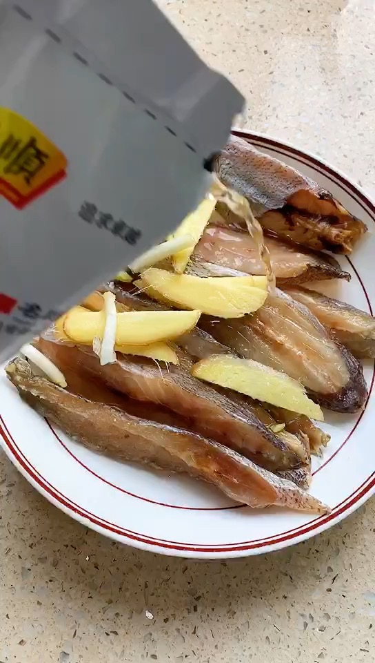 蔥姜蒸鮸魚片。的做法-咸鮮味蒸菜譜