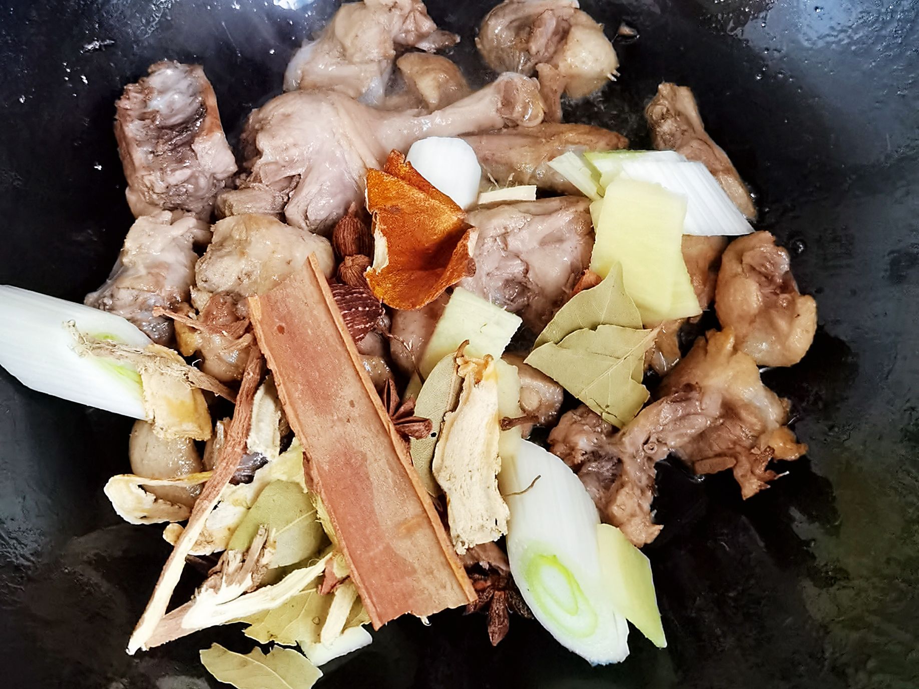 秋季一起來吃鴨，不含1滴水的香辣啤酒鴨，鮮美入味超下飯，吃完不要開車哦的做法-香辣味燜菜譜