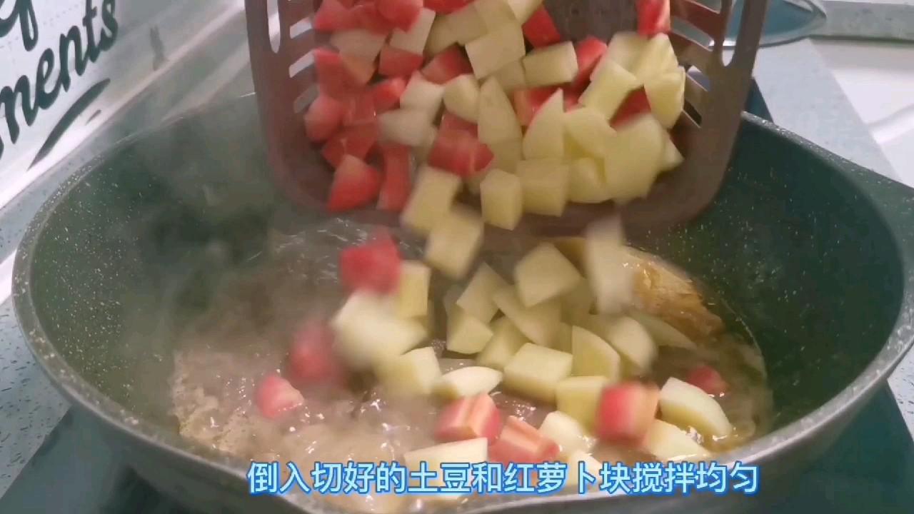 2塊咖喱就能搞定的美味，不需要其他調味品，兒子說比買的好吃多了的做法-咖喱味煮菜譜