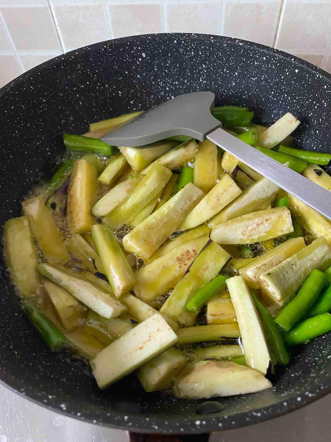 魚香茄子的做法-酸辣味炒菜譜