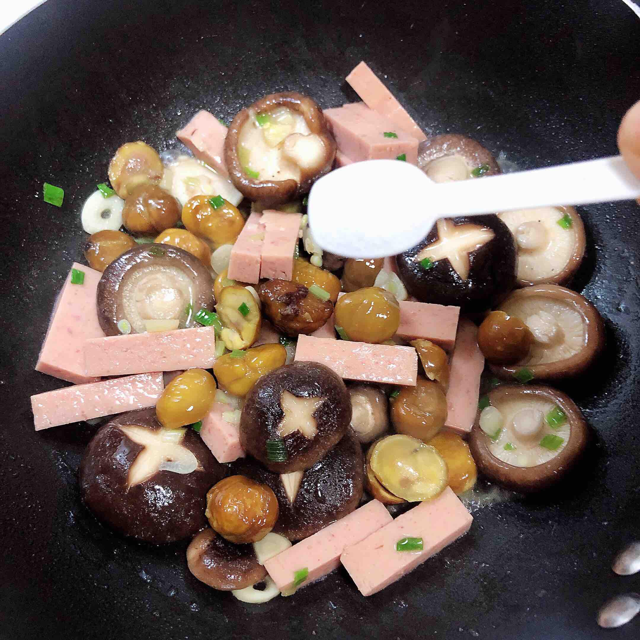 板栗香菇火腿（10分鐘快手菜）的做法-咸鮮味炒菜譜