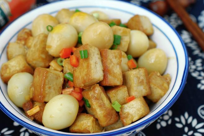 啤酒鵪鶉蛋燉豆腐的做法-家常味燉菜譜