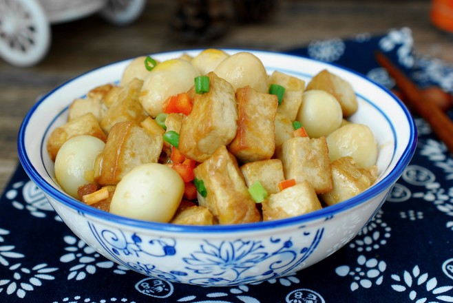 啤酒鵪鶉蛋燉豆腐的做法-家常味燉菜譜