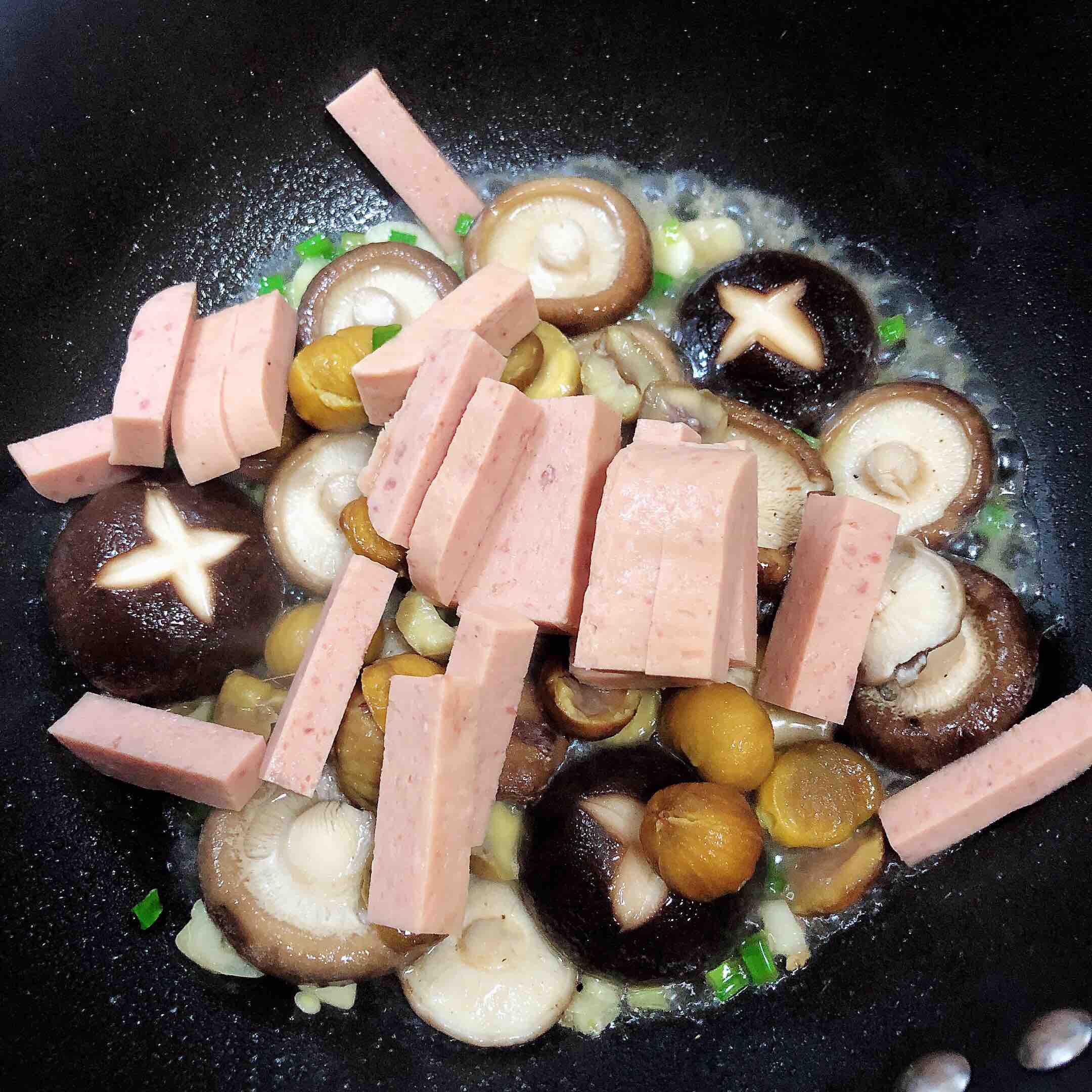 板栗香菇火腿（10分鐘快手菜）的做法-咸鮮味炒菜譜