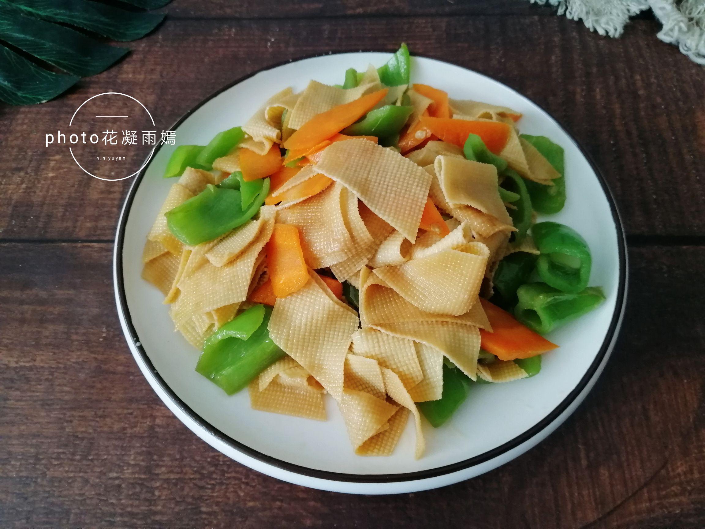 胡蘿卜尖椒炒豆腐皮的做法-家常味炒菜譜